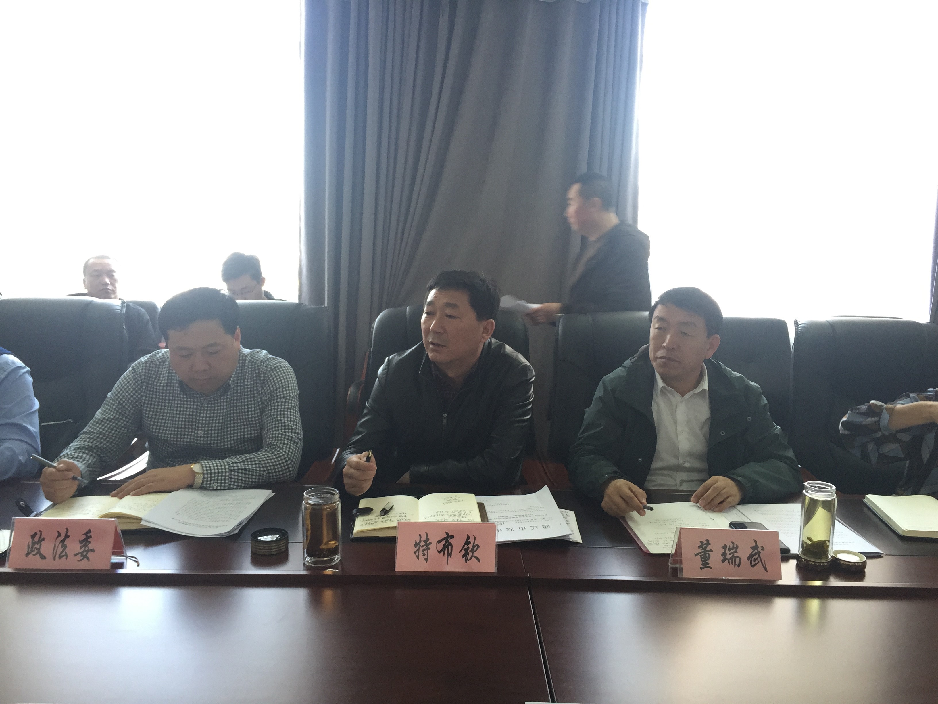 会上,旗委常委,政法委书记特布钦对做好全旗压降亡人交通事故工作提出
